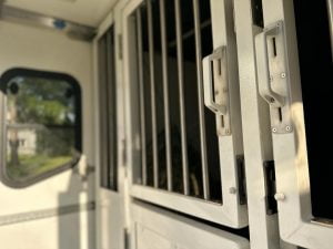 Zabudowa koniowozu do transportu koni