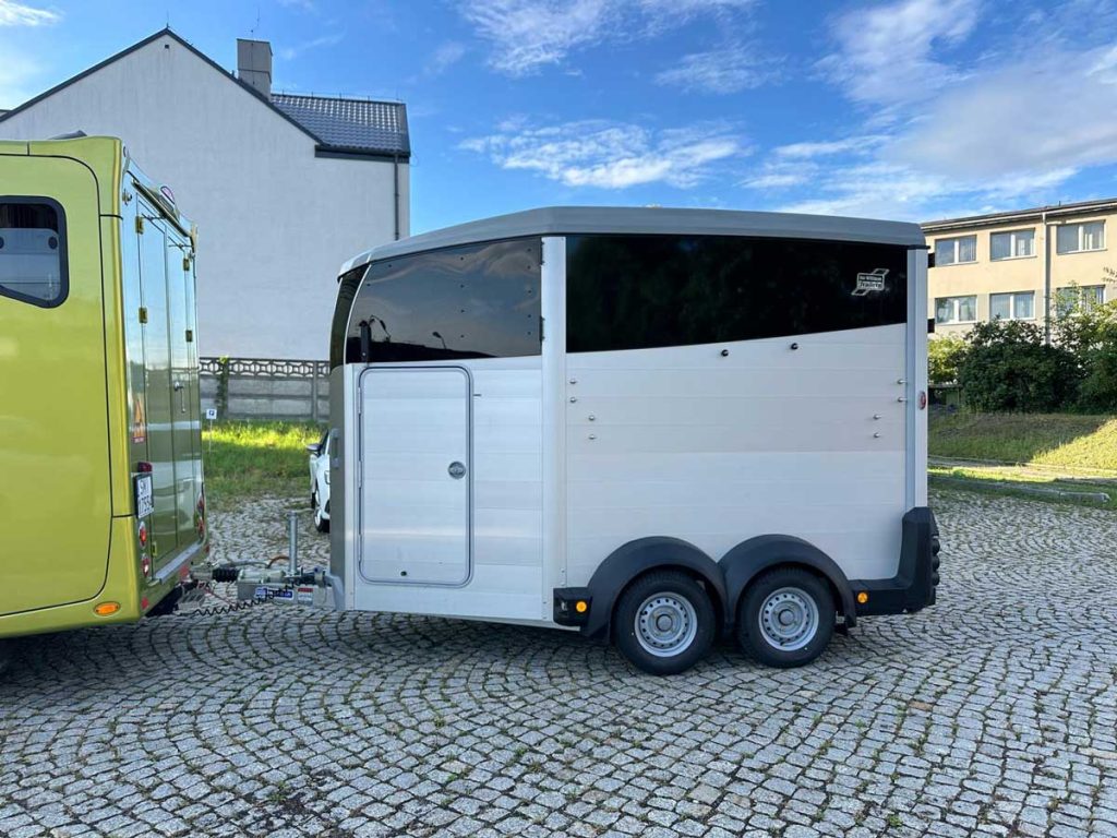 Przyczepa do transportu koni