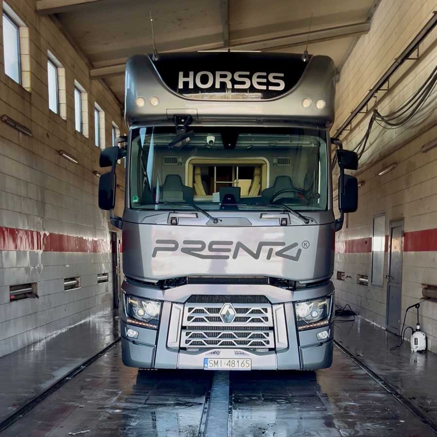 Koniowóz na myjni po transporcie koni