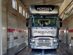 Koniowóz na myjni po transporcie koni