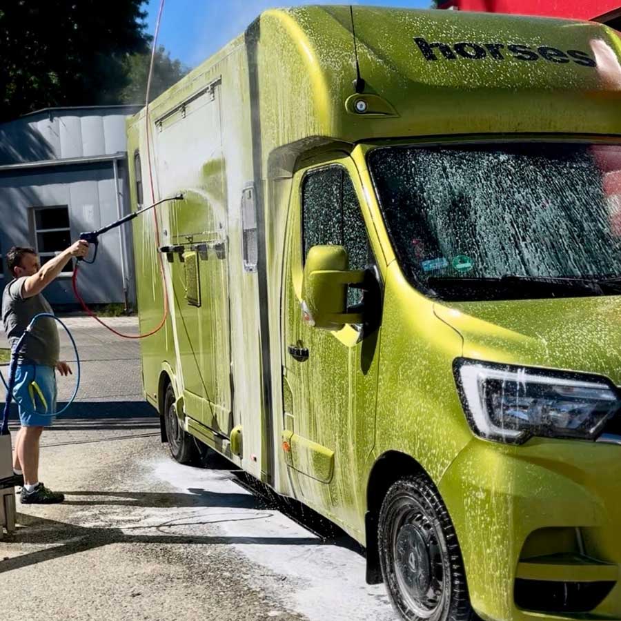 Mycie koniowozu po transporcie z użyciem myjki ciśnieniowej