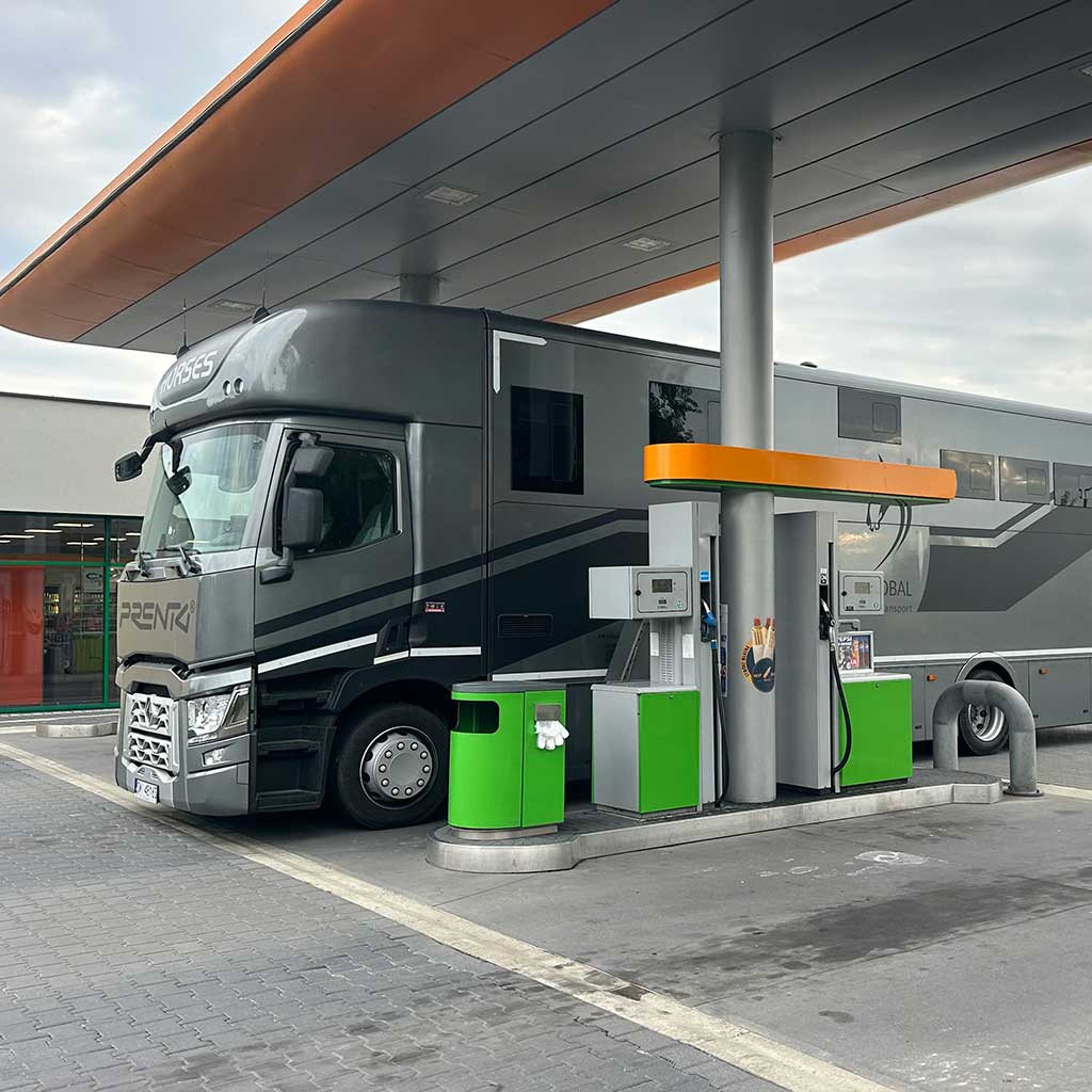 Ciężarówka - koniowóz Renault z zabudową Prentki na stacji paliw w trakcie tankowania